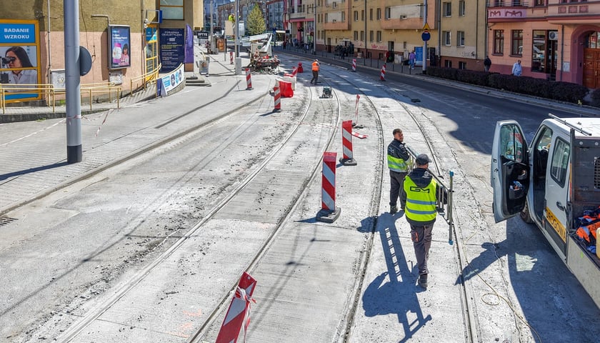 Ostatnie prace na Glinianej w rejonie skrzyżowania z Łódzką. Zdjęcie z 28 kwietnia. 1 maja pojadą tędy tramwaje