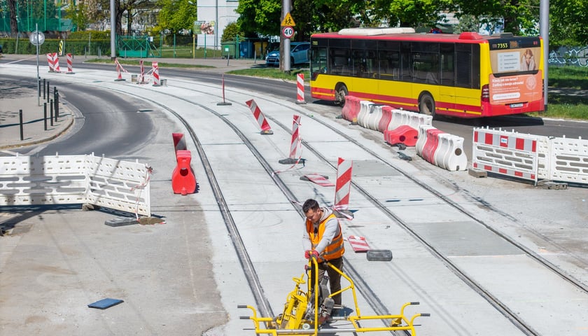 Ostatnie prace na Glinianej w rejonie skrzyżowania z Łódzką. Zdjęcie z 28 kwietnia. 1 maja pojadą tędy tramwaje
