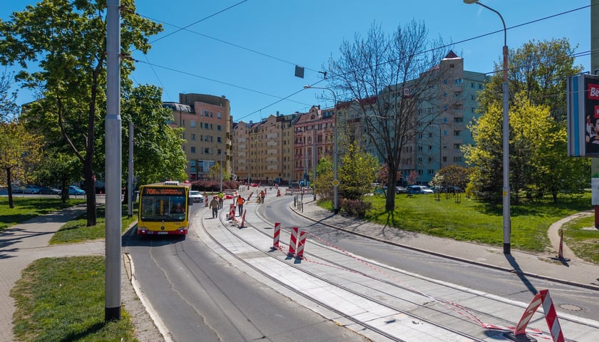 Ostatnie prace na Glinianej w rejonie skrzyżowania z Łódzką. Zdjęcie z 28 kwietnia. 1 maja pojadą tędy tramwaje