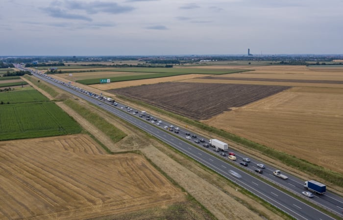 Na zdjęciu sznur samochodów na autostradzie A4