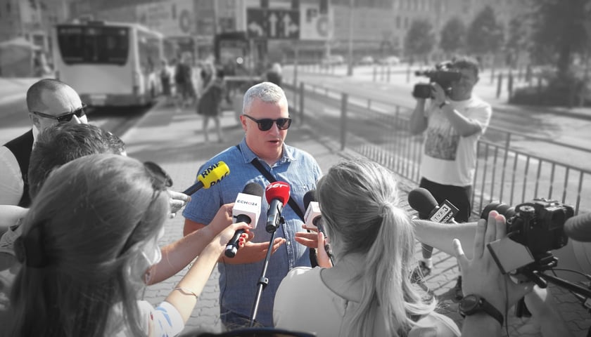 Brytyjczyk zapowiada przystanki MPK [WIDEO]
