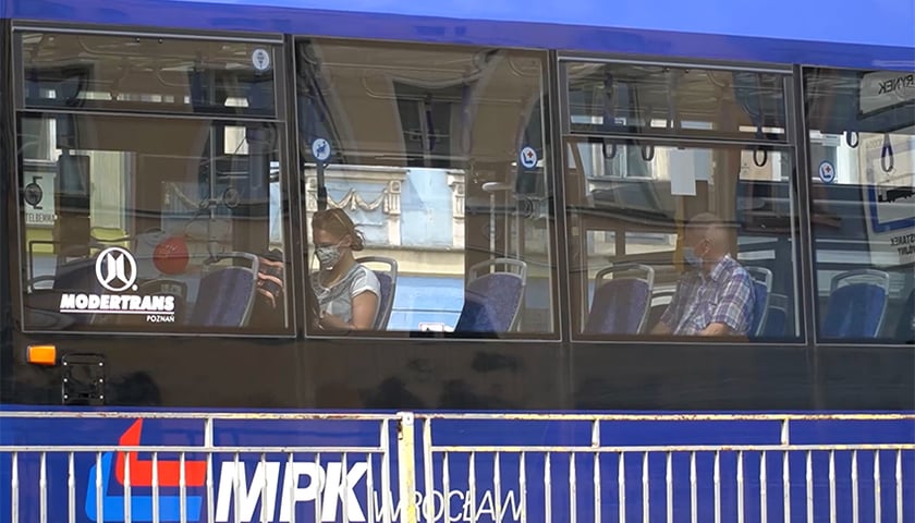 Policja w tramwajach i autobusach przypomina o maseczkach [WIDEO]