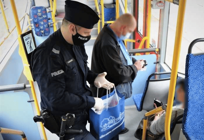Kontrole maseczek w autobusach i tramwajach jeszcze częściej