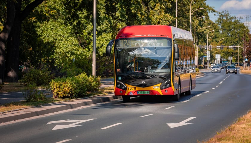 Zdjęcie ilustracyjne - autobus aglomeracyjny linii 924 jedzie ulicą.