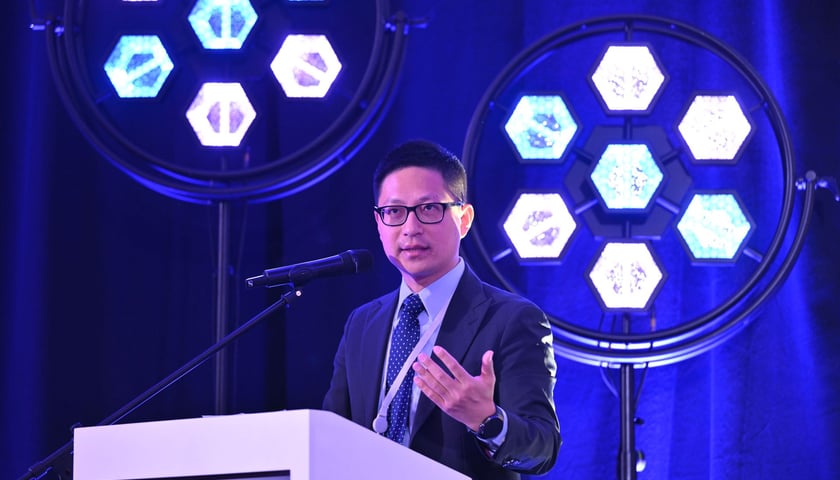 Prof. Li Tang z Politechniki Federalnej w Lozannie (EPFL) laureat Europejskiej Nagrody im. Stanisława Lema za rok 2025. Na zdjęciu młody mężczyzna w garniturze przemawia podczas uroczystości
