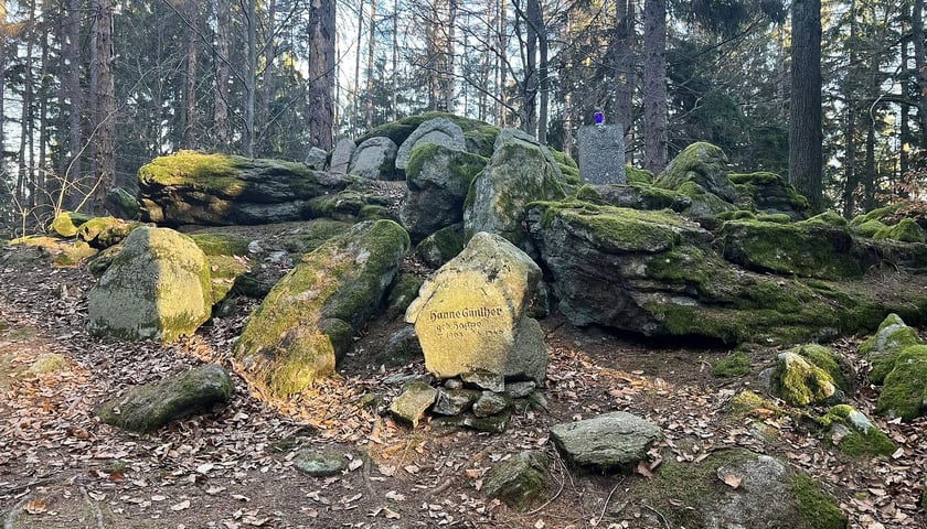 <p>Nagrobek na Cmentarzu Memento w Piechowicach</p>