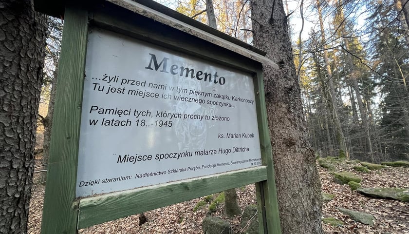Tablica na Cmentarzu Memento w Piechowicach