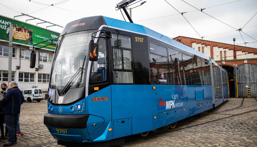 Spalony tramwaj jak nowy. Na tory wyjeżdża niebieski Feniks