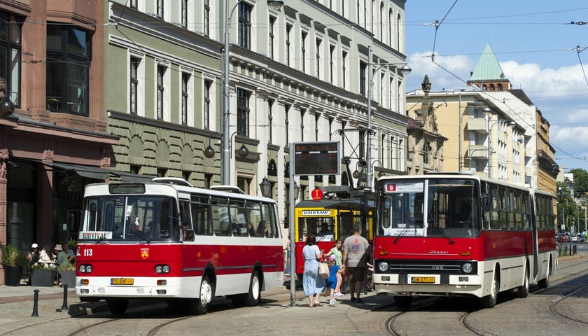 Zabytkowe pojazdy na przystanku "Opera" na pl. Teatralnym 