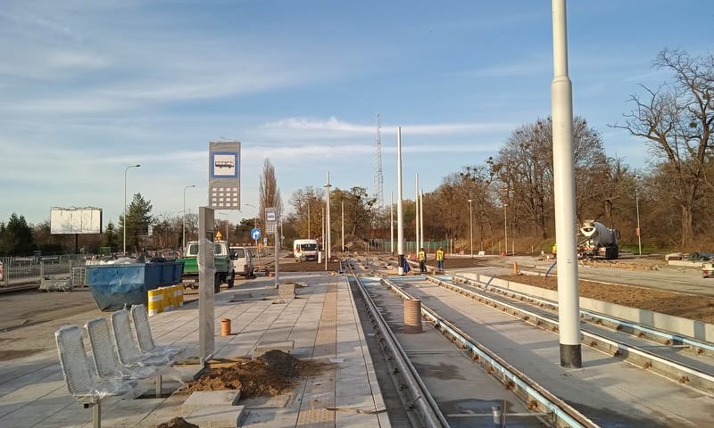 Pierwsze słupki przystankowe na budowie tramwaju na Popowice