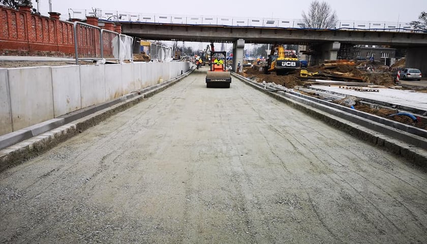 Budowa tramwaju na Popowice. Pod wiaduktem wylano asfalt