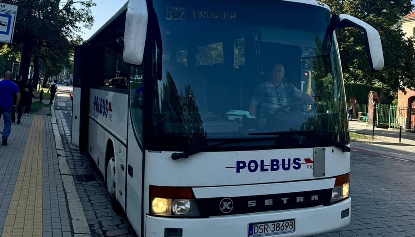 Zdjęcie ilustracyjne - autobus przewoźnika Polbus-PKS na przystanku.