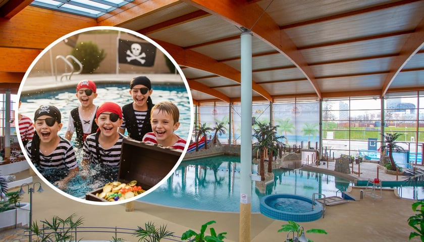 W tle baseny rekreacyjne Aquaparku Wrocław, w kółku grupka chłopców przebranych za piratów