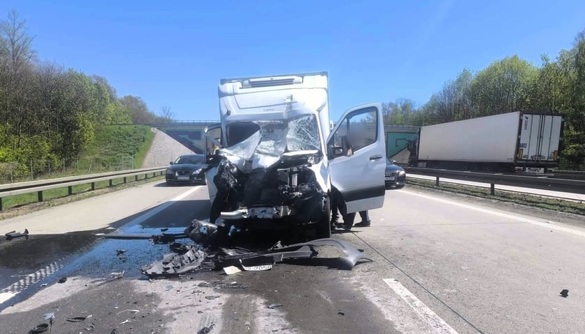 Bus po zderzeniu z ciężarówką na A4 pomiędzy Kostomłotami a Kątami Wrocławskimi 