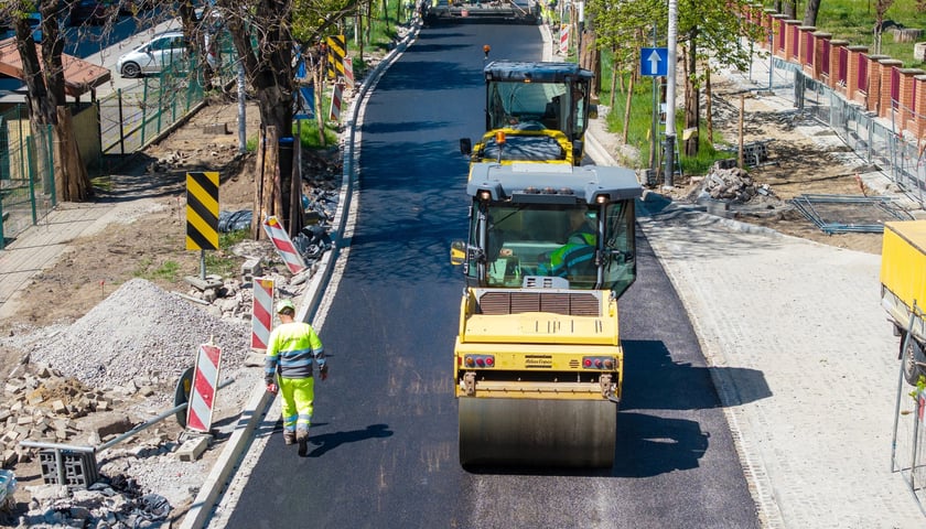 Układanie ostatniej warstwy masy bitumicznej na ulicy Koszarowej. Zdjęcie z 29 kwietnia