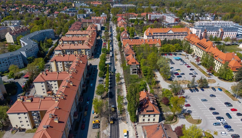 Układanie ostatniej warstwy masy bitumicznej na ulicy Koszarowej. Zdjęcie z 29 kwietnia