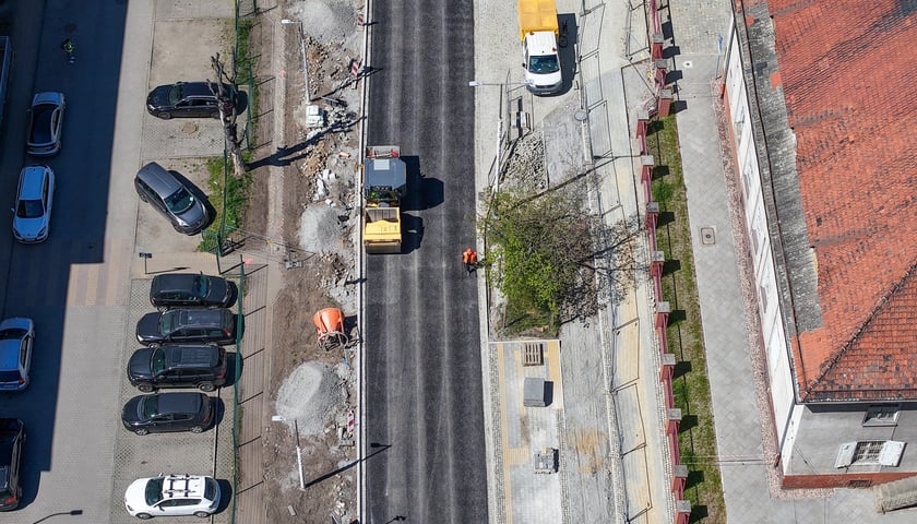 Układanie ostatniej warstwy masy bitumicznej na ulicy Koszarowej. Zdjęcie z 29 kwietnia