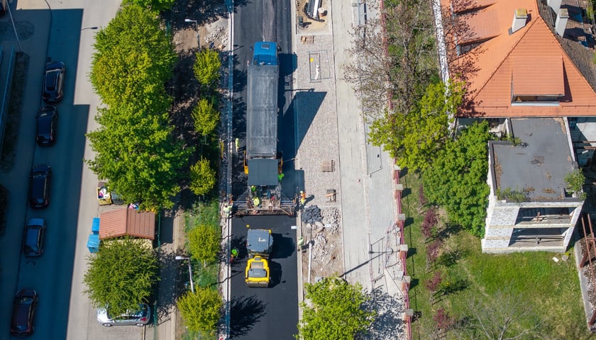 Układanie ostatniej warstwy masy bitumicznej na ulicy Koszarowej. Zdjęcie z 29 kwietnia