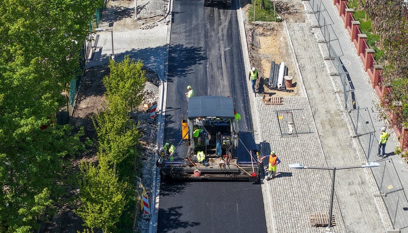 Układanie ostatniej warstwy masy bitumicznej na ulicy Koszarowej. Zdjęcie z 29 kwietnia