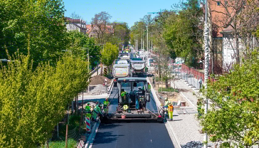 Układanie ostatniej warstwy masy bitumicznej na ulicy Koszarowej. Zdjęcie z 29 kwietnia