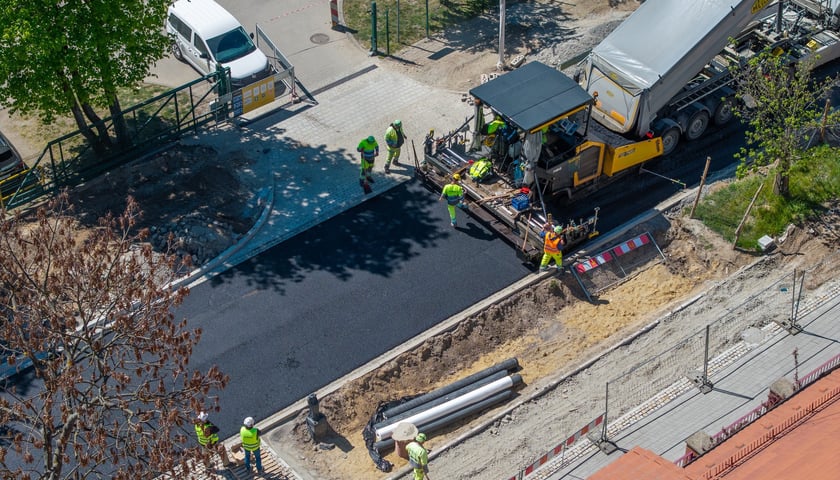 Układanie ostatniej warstwy masy bitumicznej na ulicy Koszarowej. Zdjęcie z 29 kwietnia