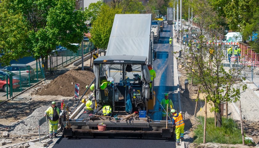 Układanie ostatniej warstwy masy bitumicznej na ulicy Koszarowej. Zdjęcie z 29 kwietnia