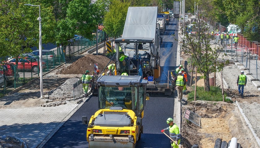 Układanie ostatniej warstwy masy bitumicznej na ulicy Koszarowej. Zdjęcie z 29 kwietnia
