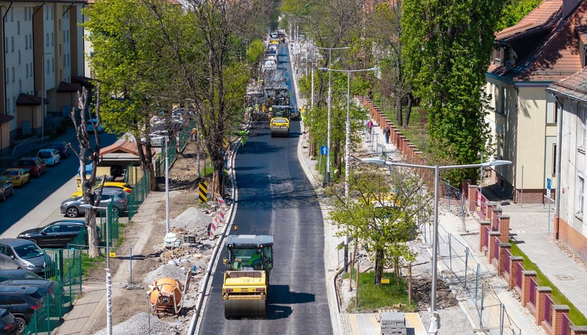 Układanie ostatniej warstwy masy bitumicznej na ulicy Koszarowej. Zdjęcie z 29 kwietnia