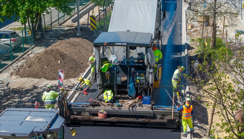 Układanie ostatniej warstwy masy bitumicznej na ulicy Koszarowej. Zdjęcie z 29 kwietnia