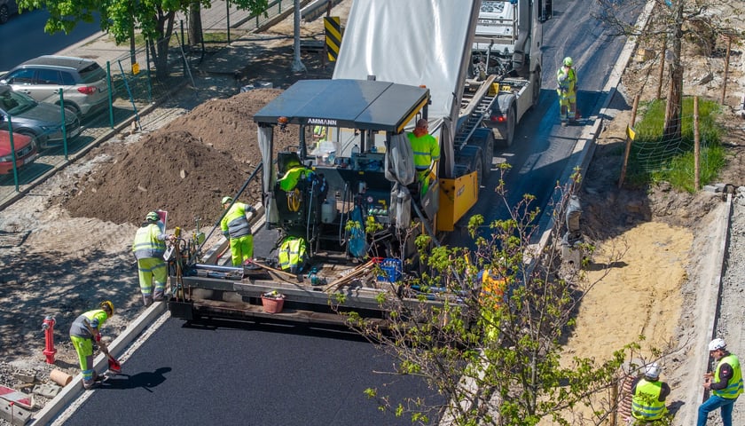 Układanie ostatniej warstwy masy bitumicznej na ulicy Koszarowej. Zdjęcie z 29 kwietnia