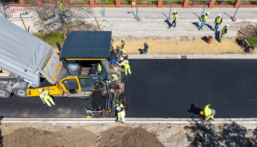 Układanie ostatniej warstwy masy bitumicznej na ulicy Koszarowej. Zdjęcie z 29 kwietnia
