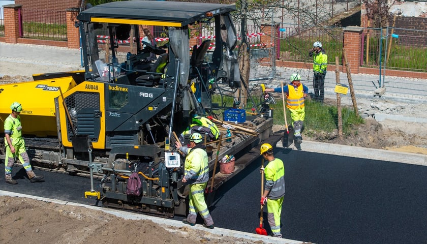 Układanie ostatniej warstwy masy bitumicznej na ulicy Koszarowej. Zdjęcie z 29 kwietnia