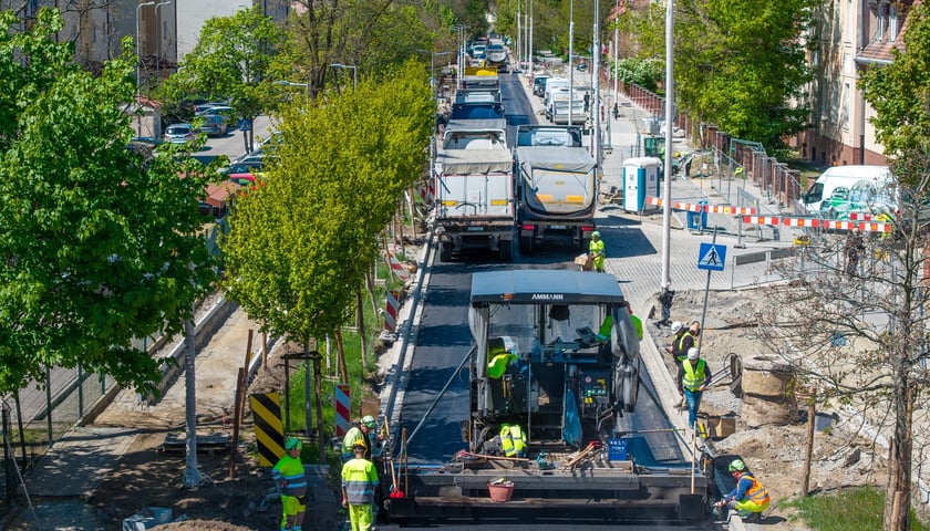Układanie ostatniej warstwy masy bitumicznej na ulicy Koszarowej. Zdjęcie z 29 kwietnia