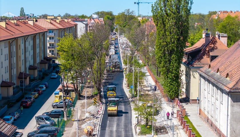 Układanie ostatniej warstwy masy bitumicznej na ulicy Koszarowej. Zdjęcie z 29 kwietnia