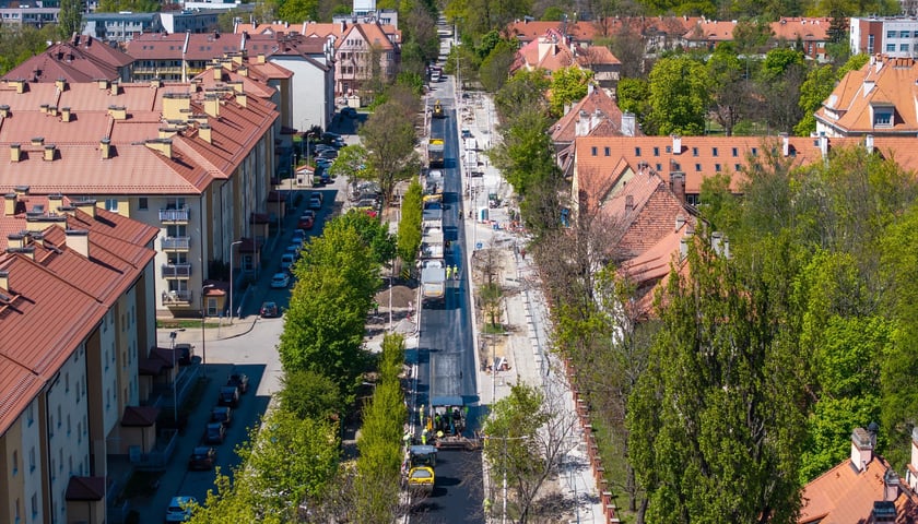 Układanie ostatniej warstwy masy bitumicznej na ulicy Koszarowej. Zdjęcie z 29 kwietnia