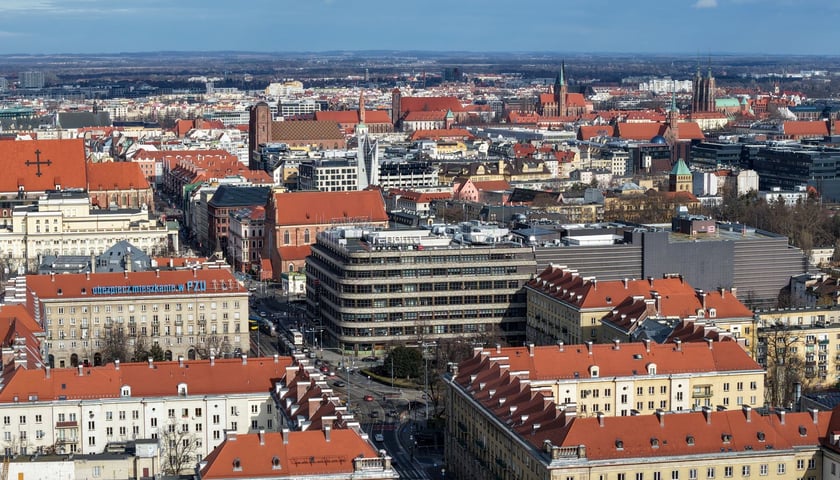 Zdjęcie ilustracyjne - widok z drona na na budynki przy pl. Kościuszki, w tle Stare Miasto.