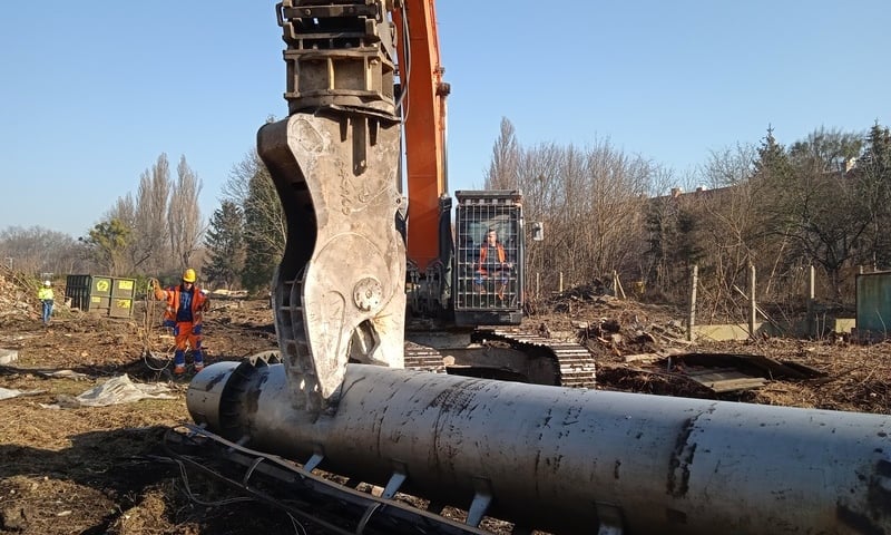 Budowa Alei Wielkiej Wyspy. Wyburzono 30-metrowy komin