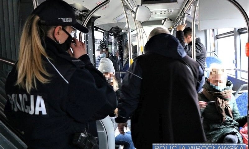Policja sprawdza czy pasażerowie MPK noszą maseczki
