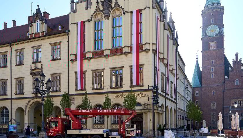 Montaż biało-czerwonej flagi na Ratuszu we Wrocławiu