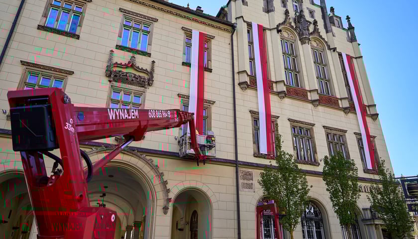 Montaż biało-czerwonej flagi na Ratuszu we Wrocławiu