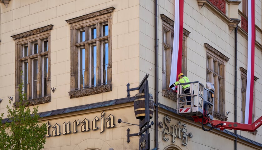 Montaż biało-czerwonej flagi na Ratuszu we Wrocławiu