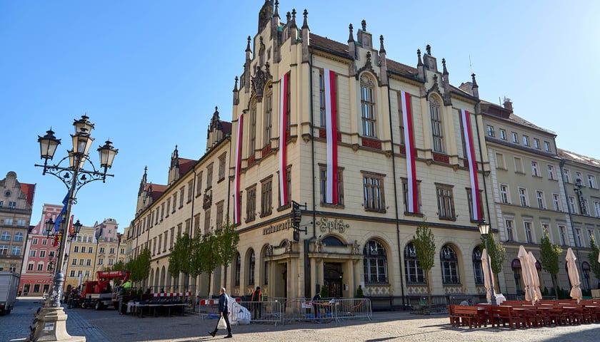 Montaż biało-czerwonej flagi na Ratuszu we Wrocławiu