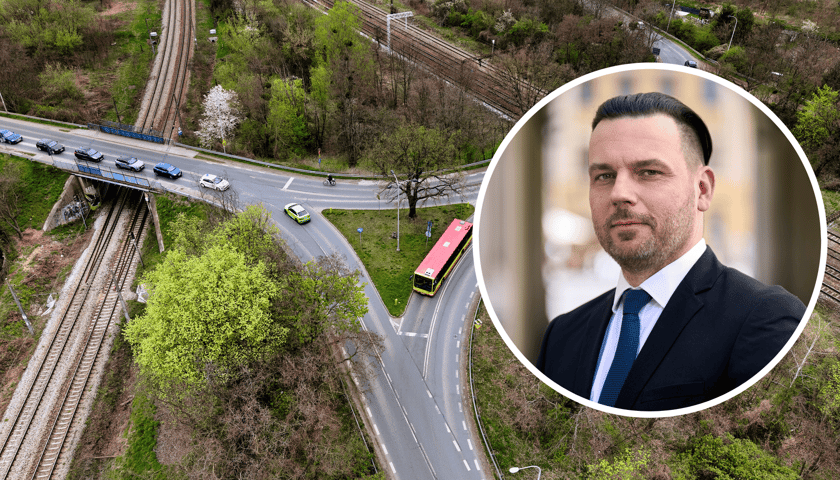 Na zdjęciu (w kółku) dyrektor Zarządu Dróg i Utrzymania Miasta, Tomasz Staruchowicz, w tle skrzyżowanie Gazowa/Karwińska