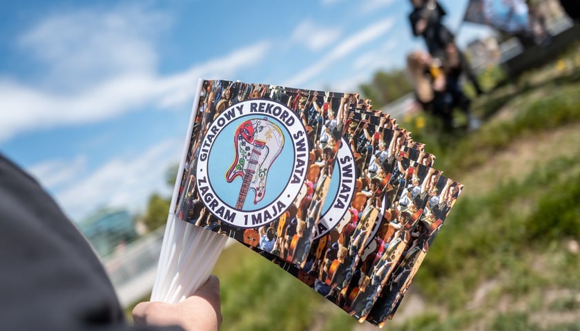 Otwarcie 24. Gitarowego Rekordu Świata. Na zdjęciu przystrojona figura Powodzianki na mostach Uniwersyteckich