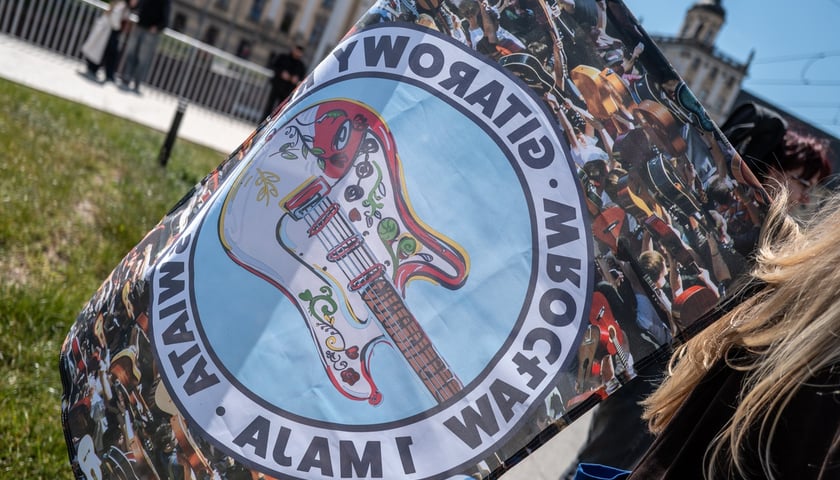 Otwarcie 24. Gitarowego Rekordu Świata. Na zdjęciu przystrojona figura Powodzianki na mostach Uniwersyteckich