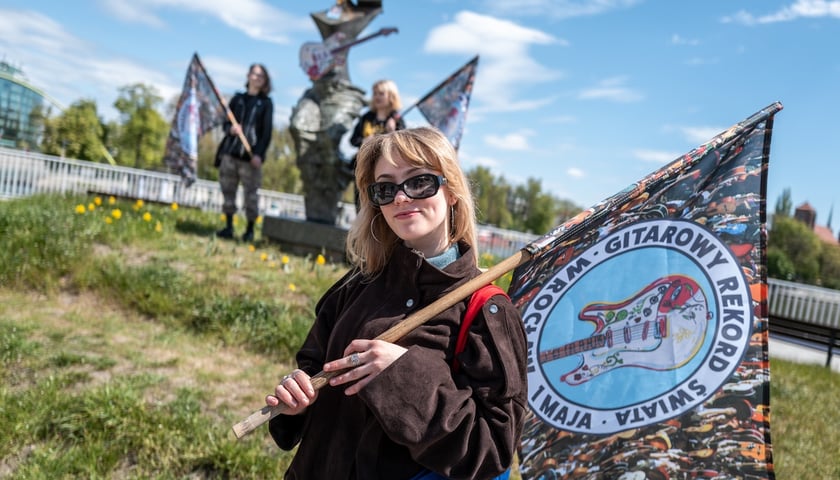 Otwarcie 24. Gitarowego Rekordu Świata. Na zdjęciu przystrojona figura Powodzianki na mostach Uniwersyteckich