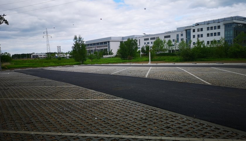 Więcej miejsc postojowych dla kierowców. Park and ride przy Fieldorfa gotowy