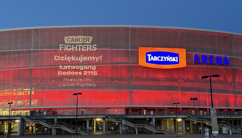 <p>W ramach podziękowania za akcję Łatwoganga i Bedoesa dla Cancer Fighters miasto podświetliło na czerwono stadion Tarczyński Arena</p>