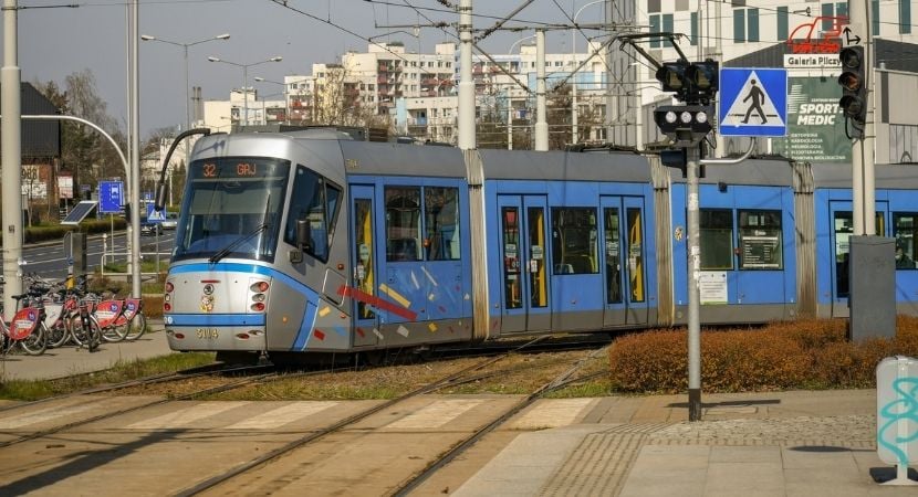 MPK Wrocław apeluje o uważność: Przechodząc przez tory – rozejrzyj się!