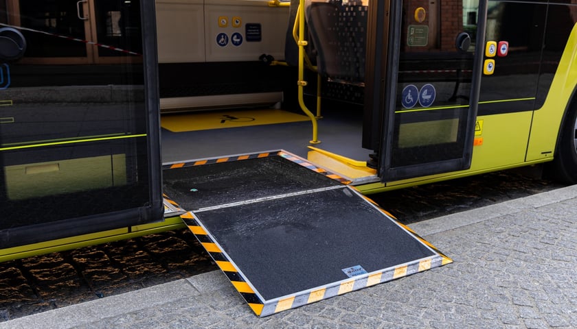 <p>BMC Procity+ 12m EV od zewnątrz</p>